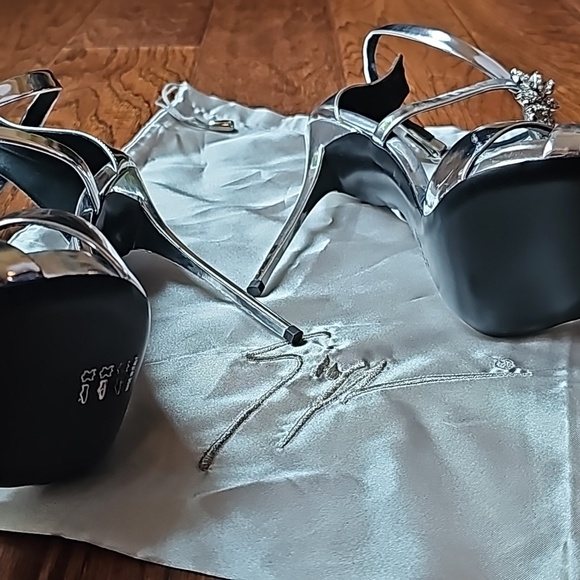 Giuseppe Zanotti Crystal-Leaf Metallic Leather Sandals size 42 - Picture 4 of 4